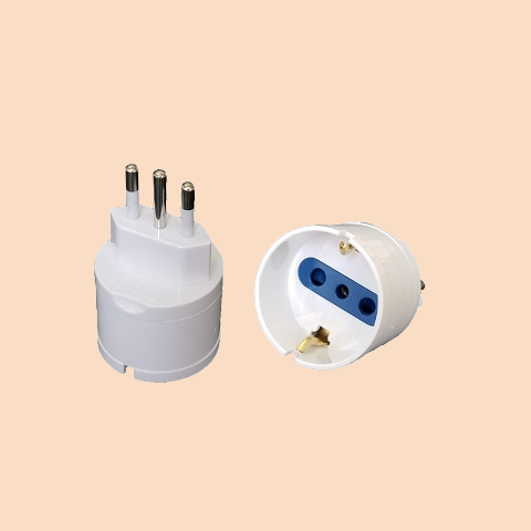 Adaptador 3 en linea a schuko c/ tierra 10A BLANCO VOLTA