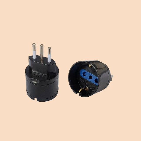 Adaptador 3 en linea a schuko c/ tierra 10A NEGRO VOLTA